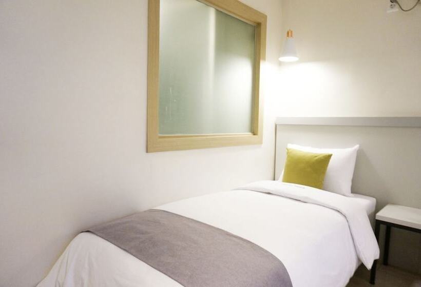 Quarto Estandar Individual, First Stay Myeongdong