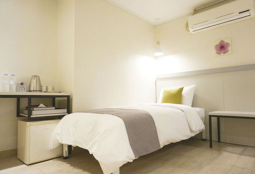 Quarto Estandar Individual, First Stay Myeongdong