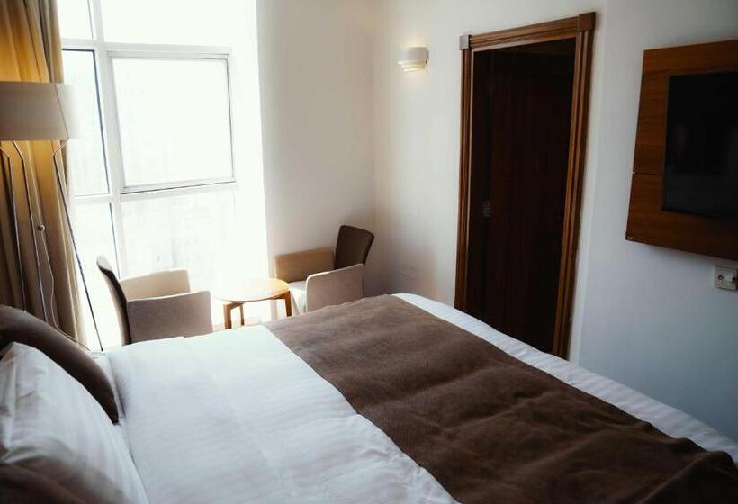 Quarto deluxe, Nour Al Thuria