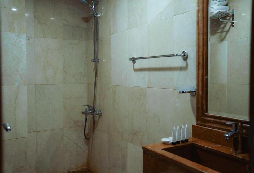 Quarto deluxe, Nour Al Thuria