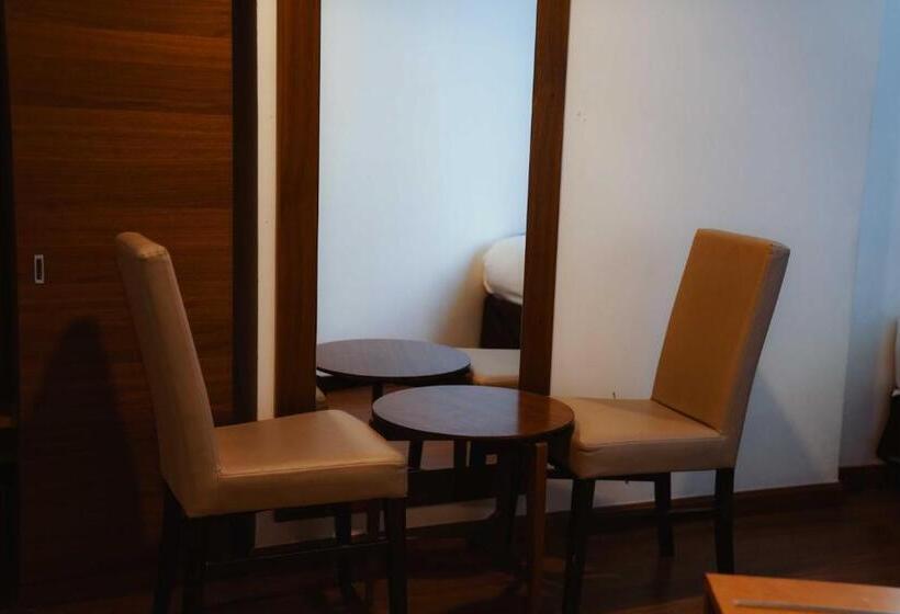 Quarto Triplo Deluxe, Nour Al Thuria
