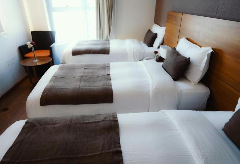 Quarto Triplo Deluxe, Nour Al Thuria