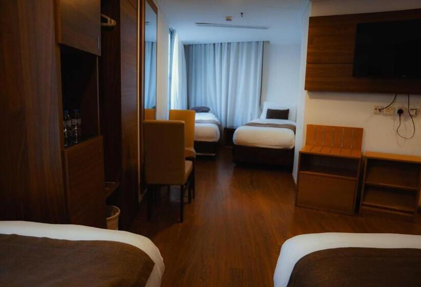 Quarto Quádruplo Deluxe, Nour Al Thuria