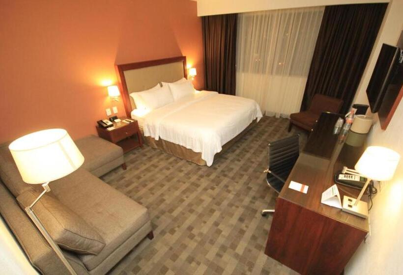 Quarto Estandar Cama King, Holiday Inn & Suites Plaza Mayor, An Ihg