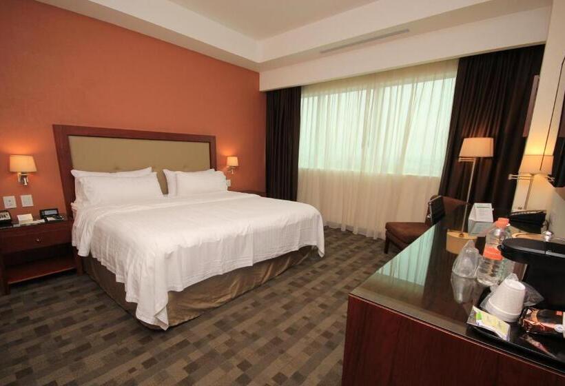 Quarto Estandar Cama King, Holiday Inn & Suites Plaza Mayor, An Ihg