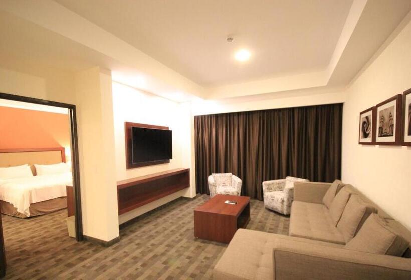Suíte Cama King, Holiday Inn & Suites Plaza Mayor, An Ihg