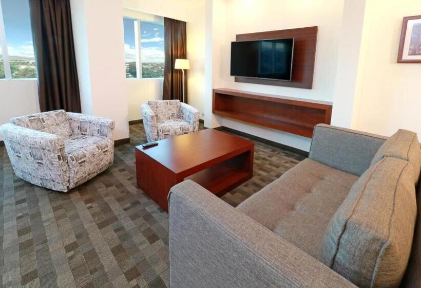 Suíte, Holiday Inn & Suites Plaza Mayor, An Ihg