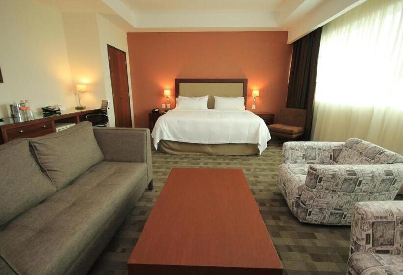 Suíte, Holiday Inn & Suites Plaza Mayor, An Ihg