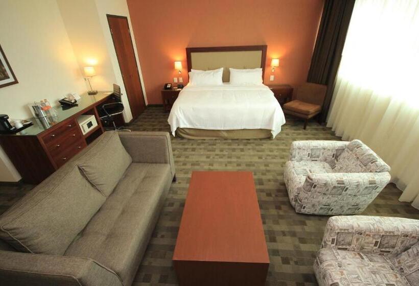 Suíte, Holiday Inn & Suites Plaza Mayor, An Ihg