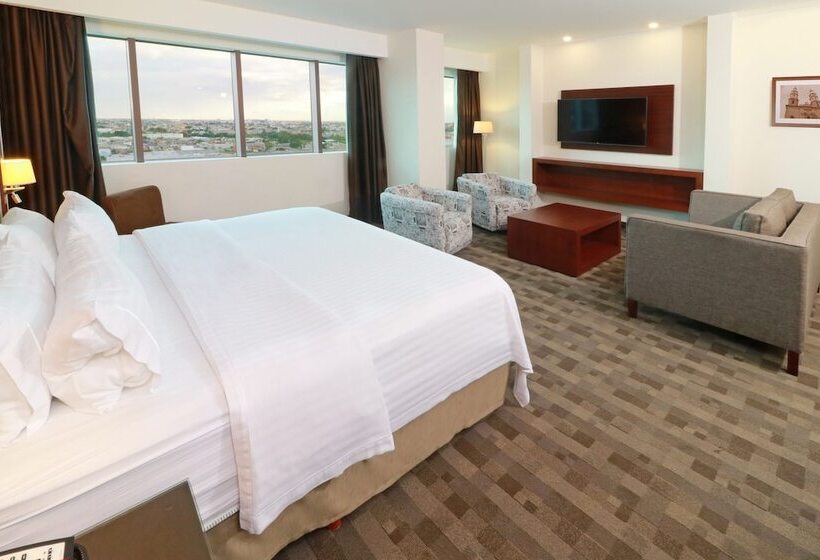 Suíte, Holiday Inn & Suites Plaza Mayor, An Ihg