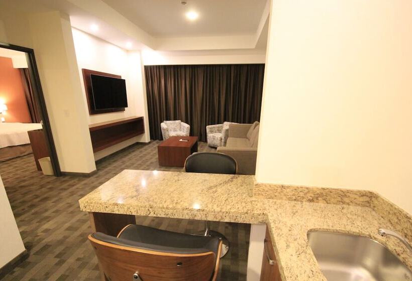 Suíte, Holiday Inn & Suites Plaza Mayor, An Ihg