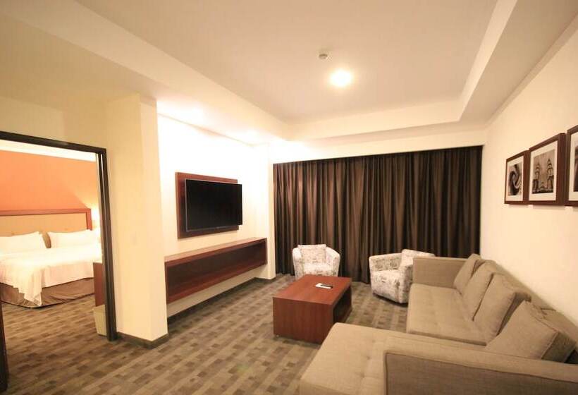 Suíte, Holiday Inn & Suites Plaza Mayor, An Ihg