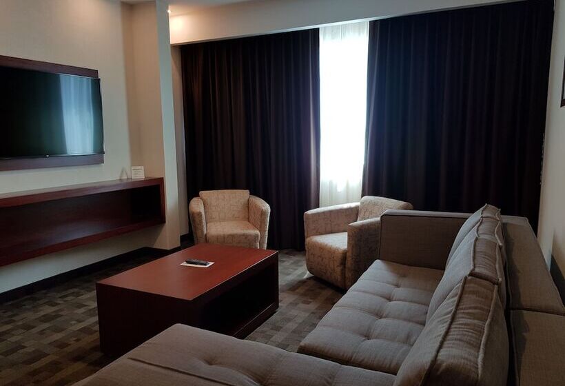 Suíte, Holiday Inn & Suites Plaza Mayor, An Ihg