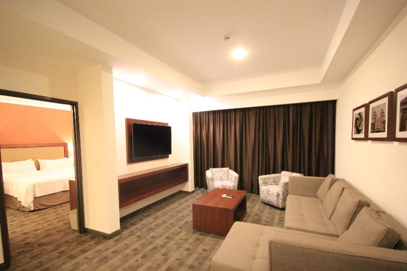 Suíte Cama King, Holiday Inn & Suites Plaza Mayor, An Ihg