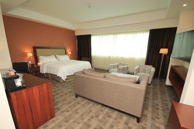 Quarto Estandar Cama King, Holiday Inn & Suites Plaza Mayor, An Ihg