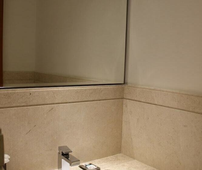 Номер Deluxe, Mercure Hyderabad Kcp Banjara Hills, An Accor