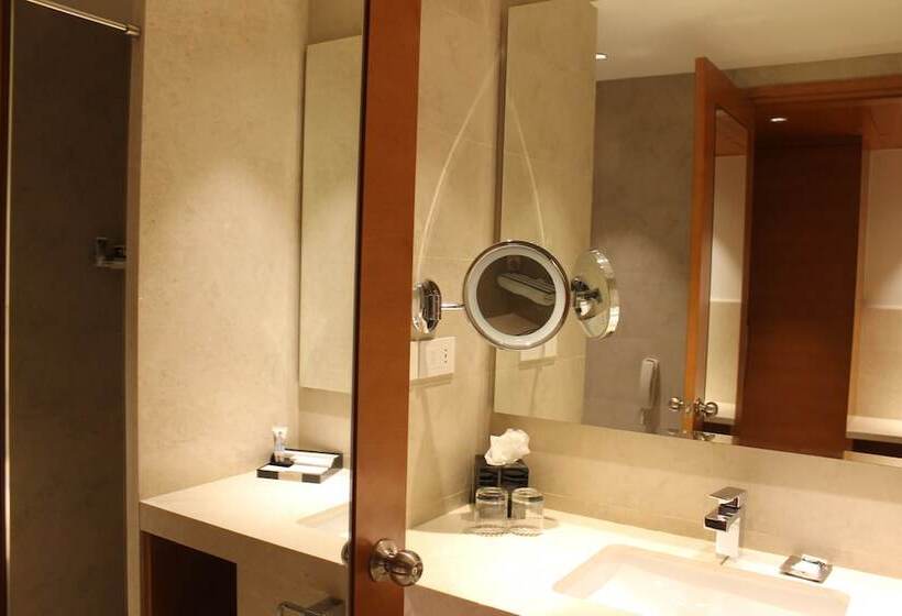Номер Deluxe, Mercure Hyderabad Kcp Banjara Hills, An Accor