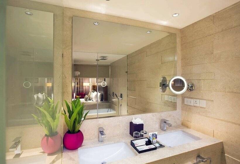 Номер Стандарт Вид на Озеро, Mercure Hyderabad Kcp Banjara Hills, An Accor
