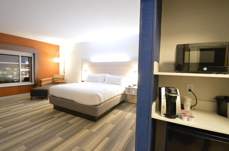 身障者適用スイートルーム, Holiday Inn Express & Suites Toledo South   Perrysburg, An Ihg