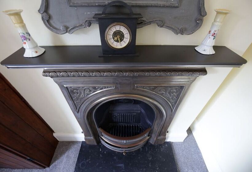 اتاق استاندارد, Fitzwarine House Whittington