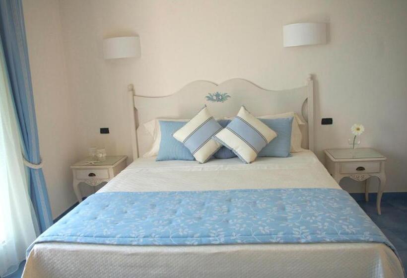 اتاق لوکس با بالکن و چشم‌انداز دریا, Baia Delphis Resort