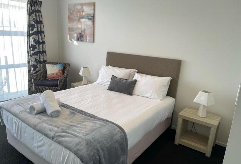 Номер Стандарт с Балконом, Carters By The Sea Beachside Studio Apartments