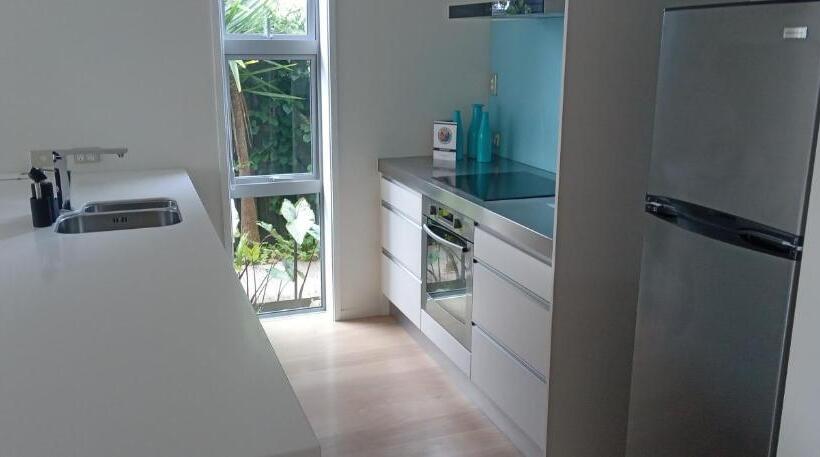 Апартаменты 2 Спальни, Carters By The Sea Beachside Studio Apartments