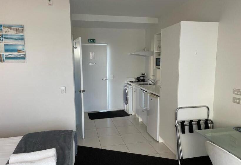 Номер Стандарт Трехместный, Carters By The Sea Beachside Studio Apartments