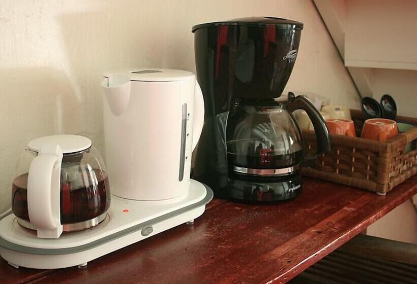 اتاق استاندارد با سرویس بهداشتی مشترک, Red Inn Court   Hostel