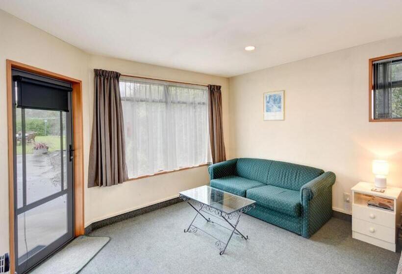 스탠다드 스튜디오, Bonnie Knights Motel Mosgiel