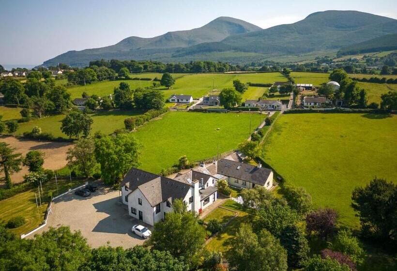 Хижина, The Briers Country House