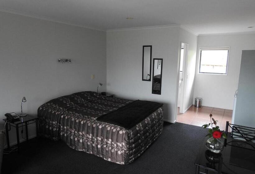 Студия Стандарт, Tudor Lodge Motel