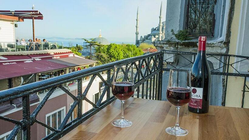 اتاق لوکس با بالکن, Million Old City Apartment