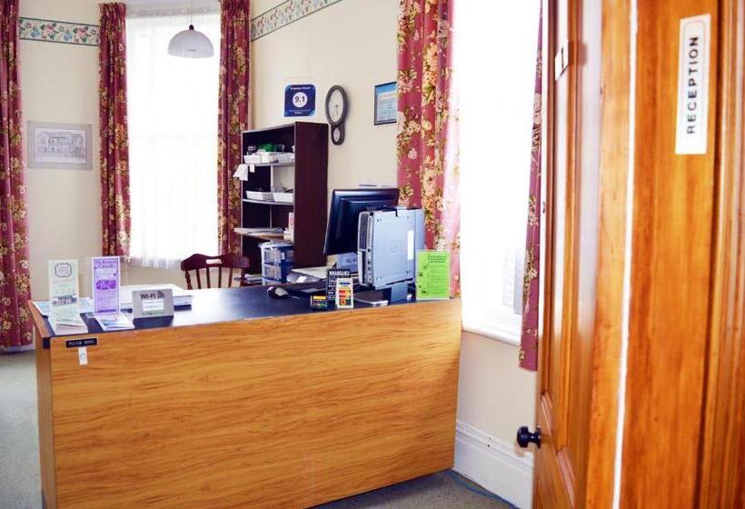 Кровать в Многоместном Номере с Общей Ванной, Braemar House B&b And Yha Hostel