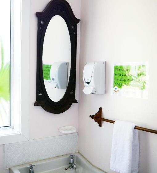 Кровать в Многоместном Номере с Общей Ванной, Braemar House B&b And Yha Hostel