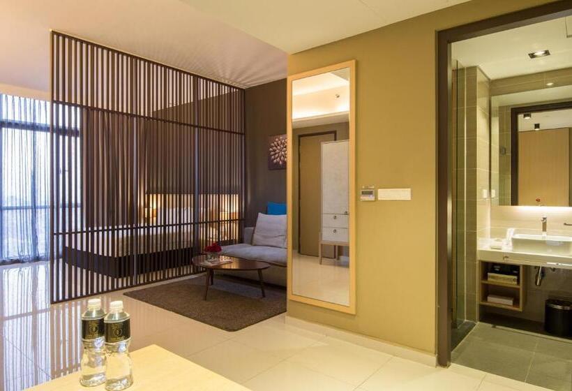 سوئیت جونیور با تخت بزرگ, The Pines Melaka