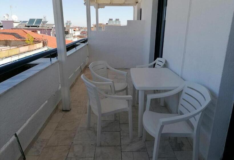 اتاق خانوادگی با چشم‌انداز باغ, Pieria Mare