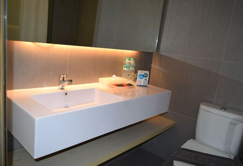 Quarto Estandar, Zuri Express Mangga Dua