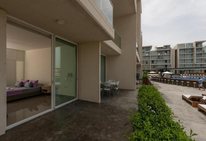 Estudio Estándar, Whitelace Resort