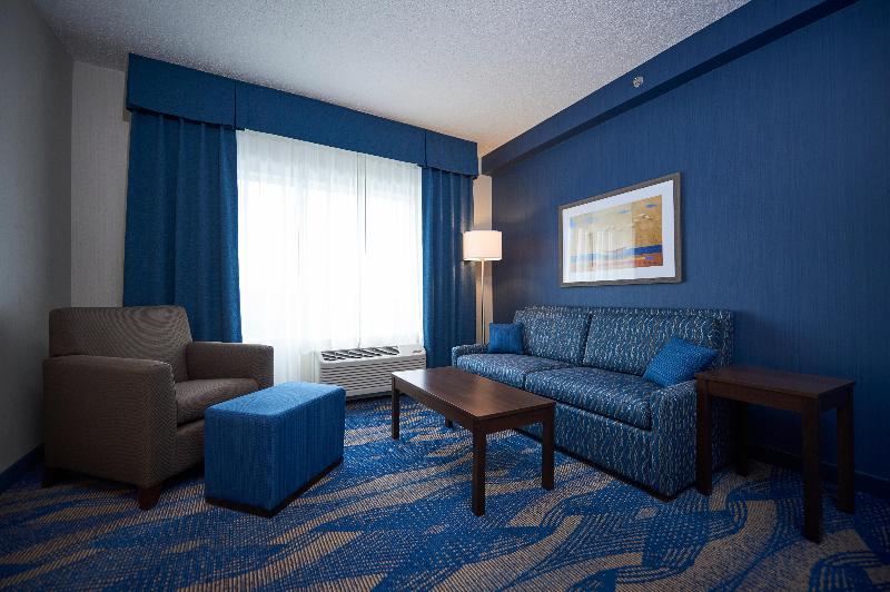 キングサイズベッドのスイートルーム, Holiday Inn Express & Suites St. John S Airport, An Ihg