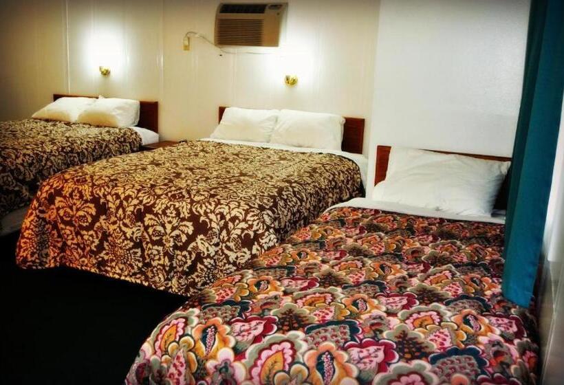 Family Suite, Town House Motel & Pool Near Mt. Rushmore