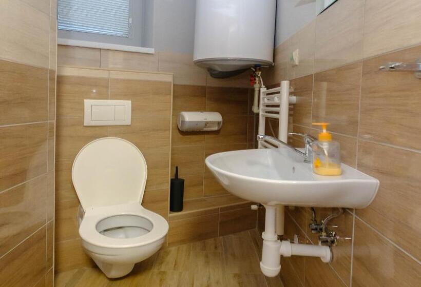 غرفة قياسية ثلاثية, Vila24 Levice