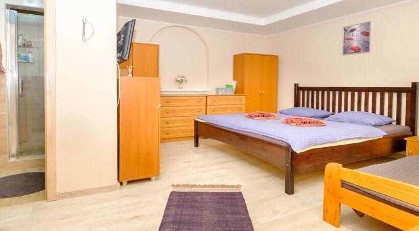 غرفة قياسية ثلاثية, Vila24 Levice