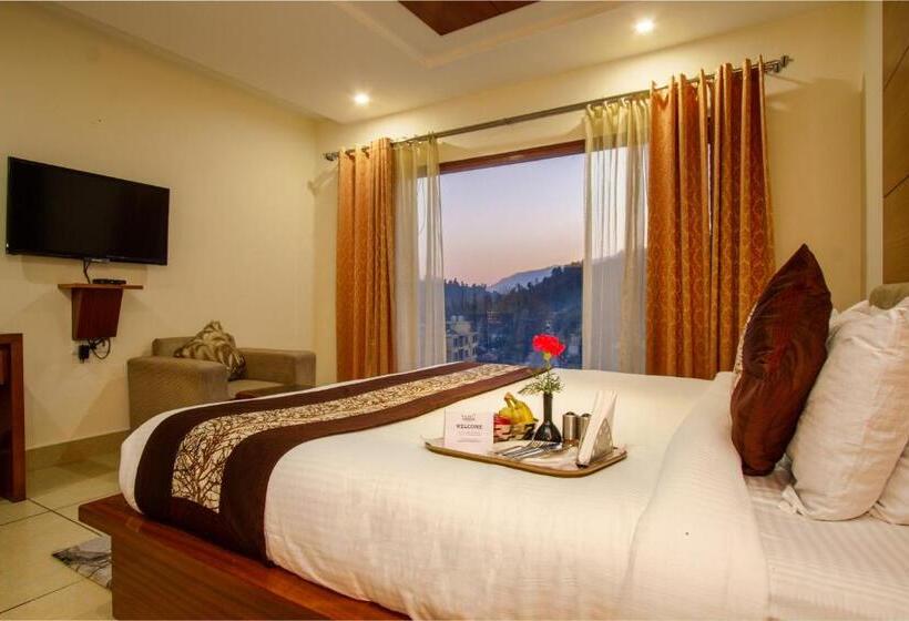디럭스 룸 킹사이즈 침대, Vaayu Resorts And Spa
