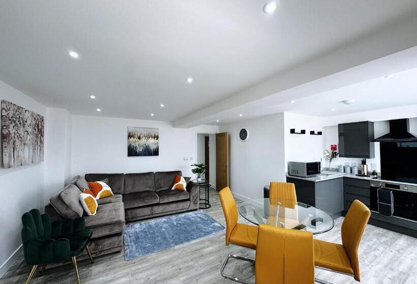 דירת חדר נוף לים, The Atlantis   Tower Apartments