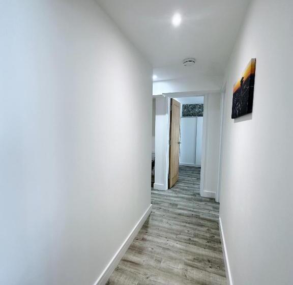 דירה בת חדר שינה 1 עם מרפסת, The Atlantis   Tower Apartments