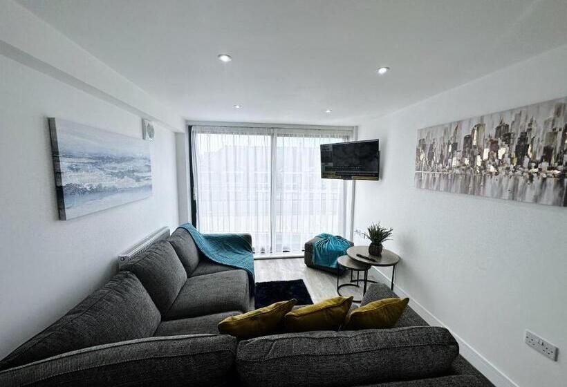 דירה בת חדר שינה 1 עם מרפסת, The Atlantis   Tower Apartments