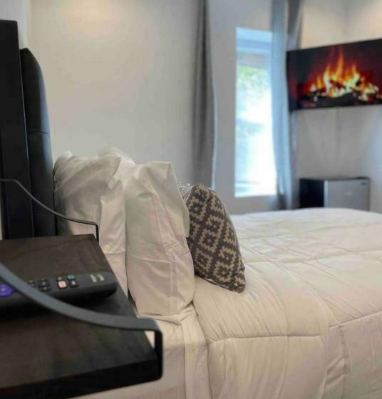 Escritório Deluxe, Private Luxe Room A Hidden Gem With Private Bath & Kitchen