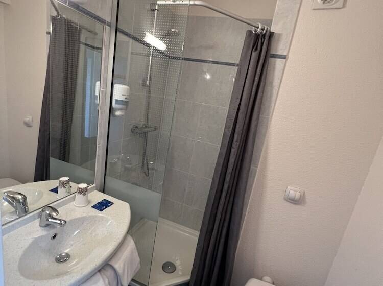 Номер Стандарт Трехместный, Brit Hotel Saumur
