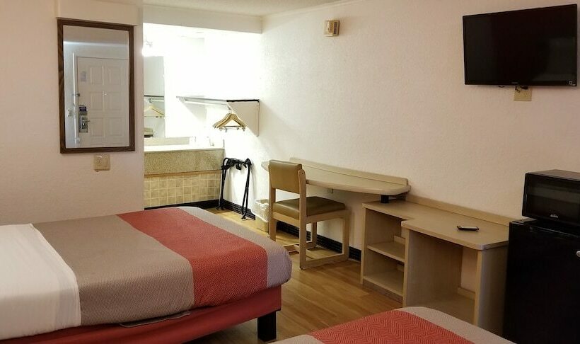 带2个双人床的标准工作室, Fairbridge Inn Express London